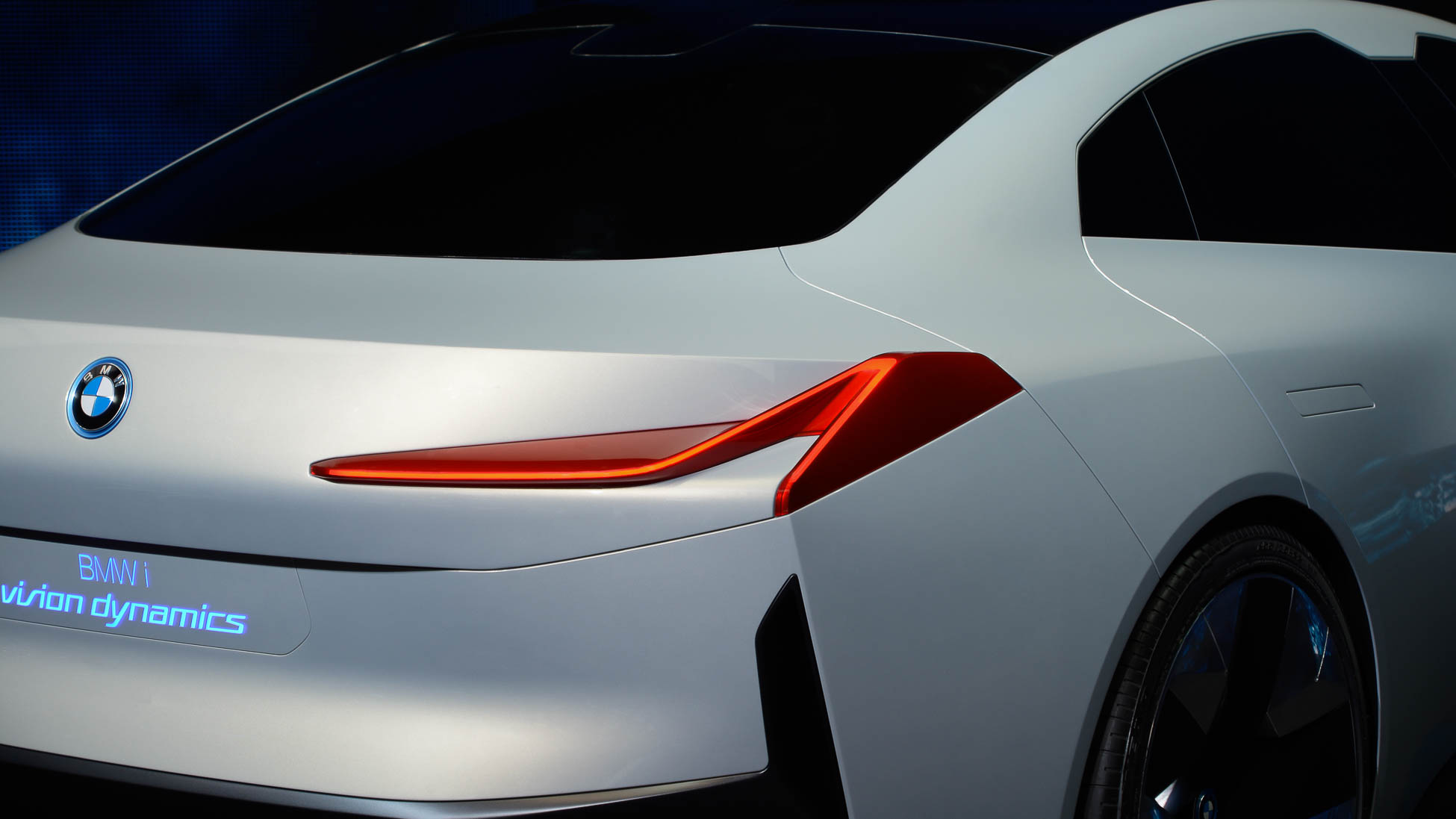 BMW Vision Dynamics Concept Heckleuchte und beleuchtetes Kennzeichen SP3 Referenz